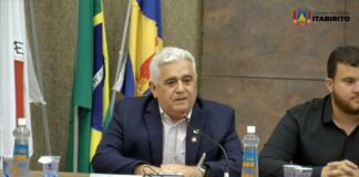 “Erramos! É factível errar, mas permanecer no erro, jamais!”, diz prefeito de Itabirito Prefeito Orlando durante a posse da nova Mesa Diretora da Câmara de Itabirito. Foto - Reprodução