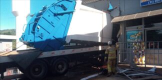 4 feridos: caminhão invade restaurante em posto de combustível na Grande BH; veja fotos e vídeo Caminhão invade restaurante em Sabará. Foto - CBMMG