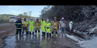 Lafaiete: cal virgem se espalha pelo ar na BR-040 e bombeiros retiram material evitando acidentes Equipe que trabalhou na retirada da cal. Foto - CBMMG