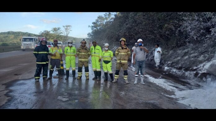 Equipe que trabalhou na retirada da cal. Foto - CBMMG