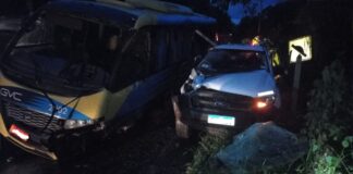 Itabirito, estrada de Capanema: choque entre micro-ônibus e caminhonete deixa 2 vítimas graves Acidente perto da entrada para o distrito de Acuruí, em Itabirito. Foto - Brigada Municipal