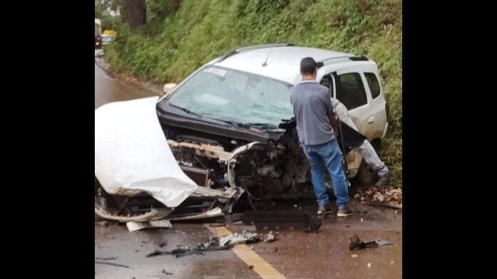 Carro da Prefeitura de Itabirito ficou com a frente destruída. Foto - Reprodução