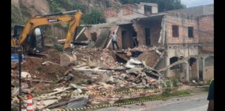 Demolição de casas em Itabirito: “Prefeitura tem que ter mais responsabilidade”, diz vereador Casas sendo demolidas no bairro Pedra Azul por causa do risco de demoromanto de encosta acima das residências. Foto - Sou Notícia
