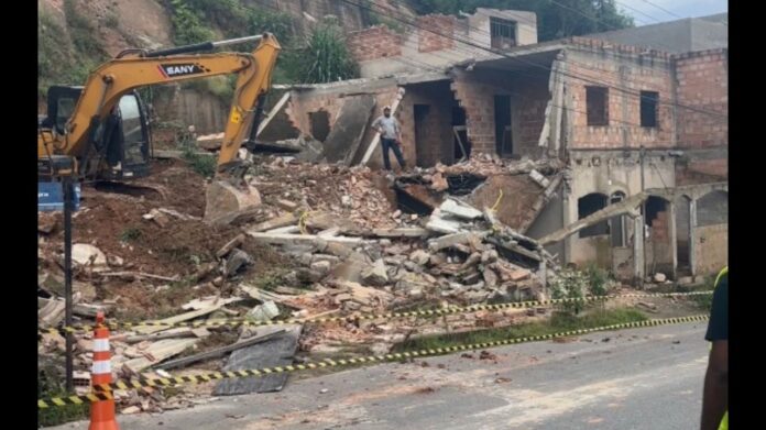 Casas sendo demolidas no bairro Pedra Azul por causa do risco de demoromanto de encosta acima das residências. Foto - Sou Notícia