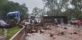 Acidente entre carretas causa estragos e interdita BR-040, em Itabirito