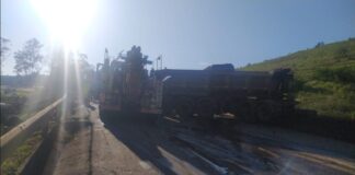 Acidente entre duas carretas fecha BR-040, em Itabirito