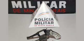 PM apreende revólver com menor de idade no bairro Santo Antônio, em Mariana Revólver apreendido. Foto: PMMG