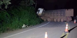 Entre Ouro Preto e Mariana: acidente envolvendo 2 carretas bloqueia a BR-356 Entre Ouro Preto e Mariana: acidente envolvendo 2 carretas bloqueia a BR-356