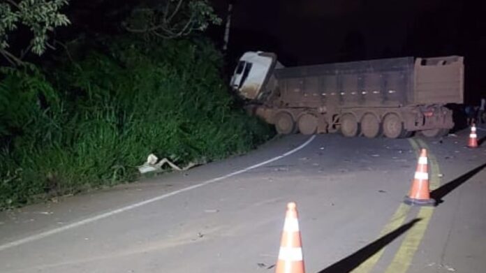 Entre Ouro Preto e Mariana: acidente envolvendo 2 carretas bloqueia a BR-356