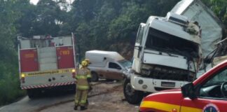 Ouro Preto: acidente envolve caminhão e carro perto do trevo de Santa Rita; veja fotos Acidente em Ouro Preto. Foto - CBMMG