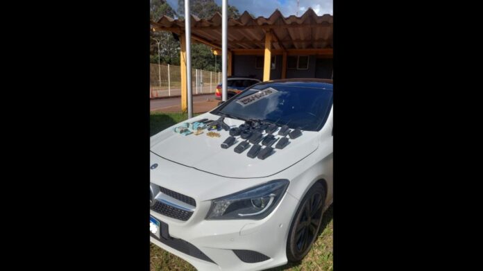 Carro, arma, dinheiro e outros materiais apreendidos em Itabirito. Foto - PMRv