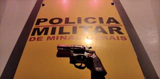 Itabirito: ao tentar fugir da PMRv, homem joga arma pela janela do carro; 2 detidos Arma que foi arremessada pela janela de carro durante tentativa de fuga. Foto - PMRv