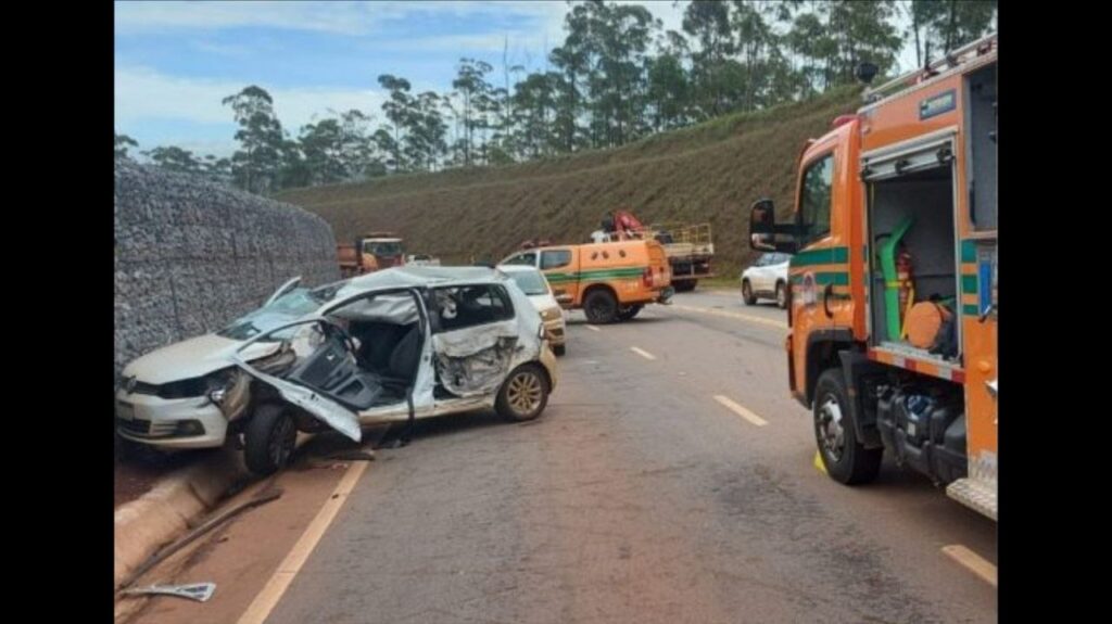 Entre Nova Lima e Itabirito: acidente entre carreta e carro, no desvio da BR-356, deixa vítima grave