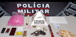Mulher suspeita de tráfico é presa em Cachoeira do Campo; 63 pedras de crack e revólver apreendidos Mulher suspeita de tráfico é presa em Cachoeira do Campo; 63 pedras de crack e revólver apreendidos