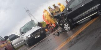 Mariana: colisão entre carros na MG-262 deixa 2 vítimas retidas em veículo; veja vídeo Mariana: colisão frontal entre 2 carros na MG-262 deixa vítimas retidas em veículo; veja vídeos