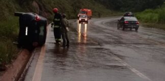 Itabirito, BR-356: carro tomba na Serra da Santa; veja fotos Itabirito, BR-356: carro tomba na Serra da Santa, veja fotos