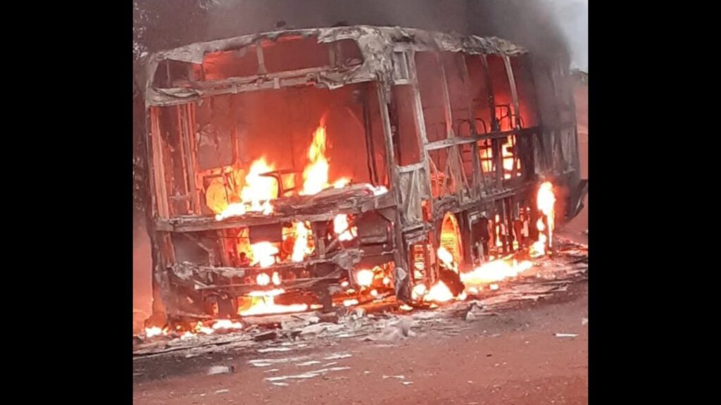Água Limpa, Itabirito: encapuzados mandam ocupantes descerem e incendeiam ônibus