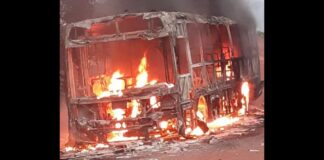 Água Limpa, Itabirito: encapuzados incendeiam ônibus após ordenar que ocupantes desçam Água Limpa, Itabirito: encapuzados mandam ocupantes descerem e incendeiam ônibus