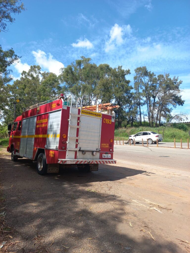 Lafaiete, BR-040: ao frear para não atropelar ciclista, carro é atingido por veículo que vinha atrás