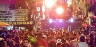 Quinta-feira de Carnaval em Itabirito: foliões ocupam ruas e avenida; veja fotos e vídeo Quinta-feira de Carnaval em Itabirito: em todo canto, foliões ocupam ruas e avenida