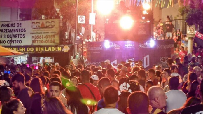 Quinta-feira de Carnaval em Itabirito: em todo canto, foliões ocupam ruas e avenida