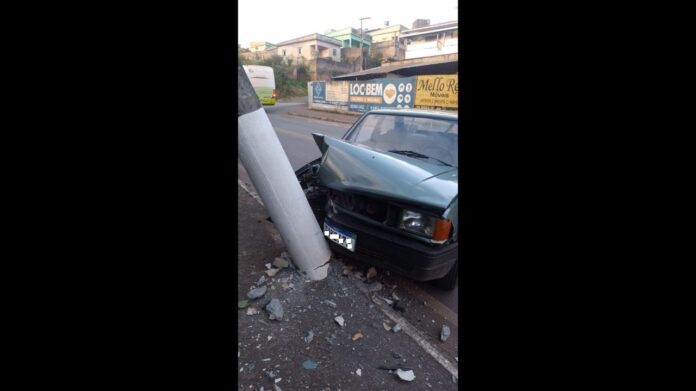 Itabirito: motorista perde controle de carro e bate em poste no Santa Efigênia