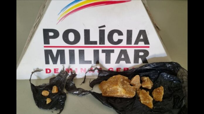 Polícia Militar prende motociclista com pedras de crack, em Mariana