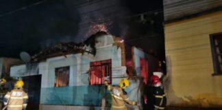 Incêndio destrói completamente residência, em Conselheiro Lafaiete