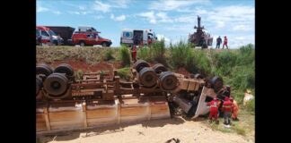 BR-153: motorista de 29 anos morre após carreta que conduzia capotar; veja fotos BR-153: motorista de 29 anos morre após carreta que conduzia capotar