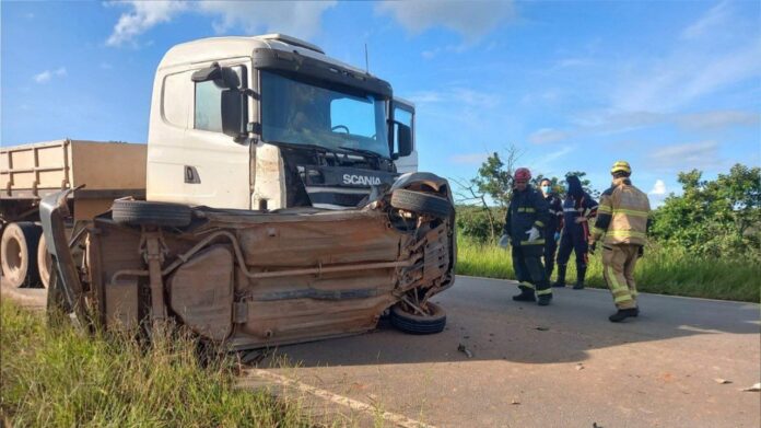 MGC- 332: motorista morre em acidente entre carreta e carro; veja fotos