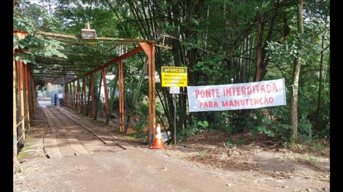 Itabirito: ponte de acesso à Escola Laura Queiroz está sendo reformada pela Prefeitura