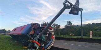 BR-381: ônibus, com 14 passageiros, tomba após bater em poste BR-381: ônibus, com 14 passageiros, tomba após bater em poste