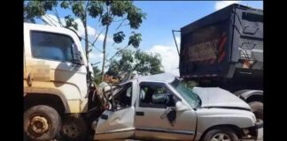 BR-365: motorista sai ileso após caminhonete ser prensada por 2 veículos pesados; veja fotos BR-365: motorista sai ileso após caminhonete que conduzia ser prensada por 2 veículos pesados; veja fotos