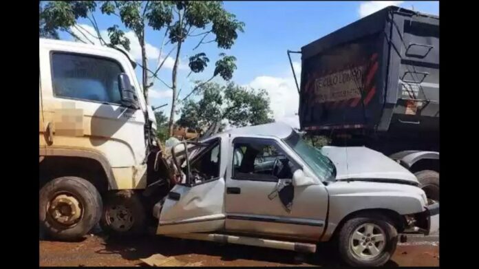 BR-365: motorista sai ileso após caminhonete que conduzia ser prensada por 2 veículos pesados; veja fotos