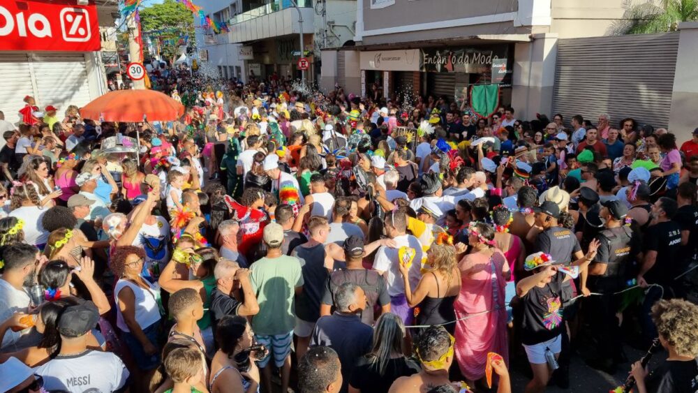 Carnaval de Itabirito na tarde de domingo: Bandalheira arrasta megamultidão