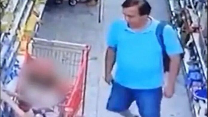Câmeras de segurança do supermercado flagaram momento em que homem importuna criança sexualmente