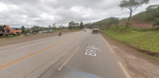 Carreta tomba, derrama carga e causa lentidão na BR-040, em Itabirito Carreta tomba, derrama carga e causa lentidão na BR-040, em Itabirito