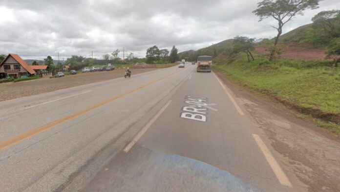 Carreta tomba, derrama carga e causa lentidão na BR-040, em Itabirito