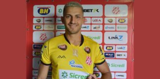 Goleiro de Cachoeira do Campo assina com o Democrata de Sete Lagoas Goleiro ouro-pretano, que morava em Cachoeira do Campo, assina com o Democrata de Sete Lagoas