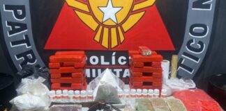 Itabirito: PM apreende 33 kg de maconha, 8 sacos de cocaína e 3 barras de crack no Santa Rita Drogas, objetos apreendido e arma - Foto PMMG