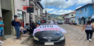 Cachoeira do Brumado, em Mariana, tem protesto contra Renova pela demora nas indenizações Cachoeira do Brumado, em Mariana, tem protesto contra Renova pela demora nas indenizações