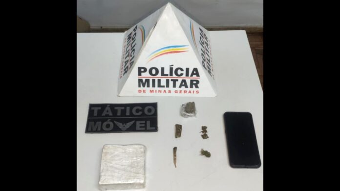 PM prende suspeito de tráfico no Novo Itabirito; 1 barra de cocaína apreendida