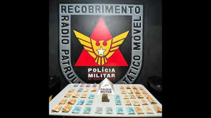 Mais de R$ 35.000 do tráfico de drogas são apreendidos pela PM em Ouro Preto