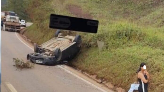 Itabirito: carro capota na BR-040 entre os restaurantes Mirante da Serra e Celinha na BR-040