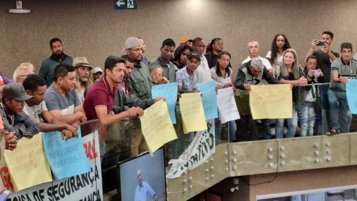 Manifestantes lotam Câmara de Itabirito