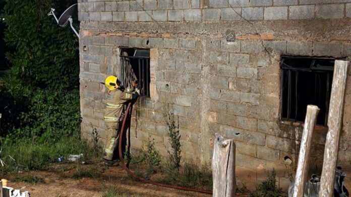 Conselheiro Lafaiete: durante incêndio em uma casa, mulher caída em quintal pede socorro