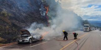 Itabirito, BR-356: incêndio em carro na Serra da Santa deixa trânsito interditado