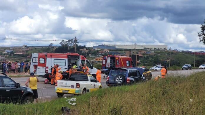 Na BR-040, perto da Coca-Cola, roda de caminhão se solta e atinge crianças: 1 morta, 3 feridas