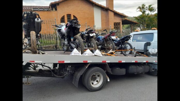 Direção perigosa no Vila da Serra, Itabirito: PM prende 3 condutores, apreende 1 menor e 5 motos