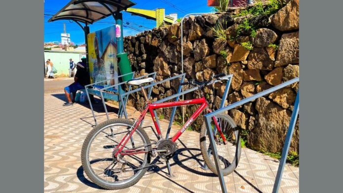 Instalação de bicicletários em praças de Itabirito. Foto - reprodução.